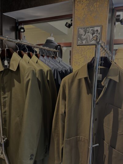 Gröna och blå jackor i en butik