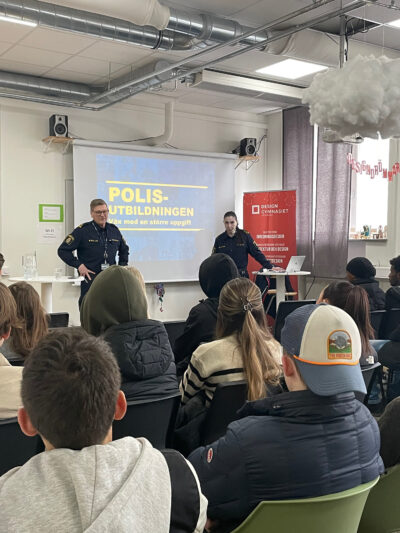 Poliser pratar inför elever