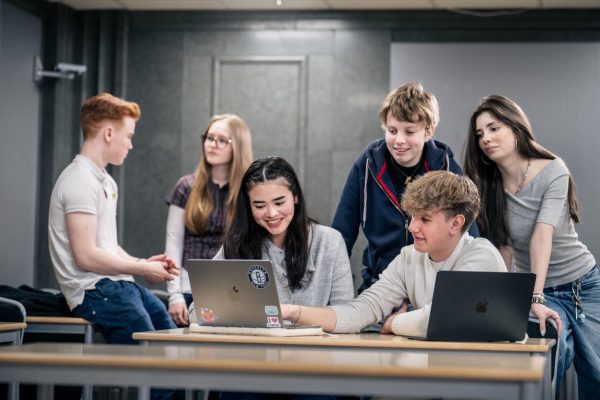Elever diskuterar i klassrum