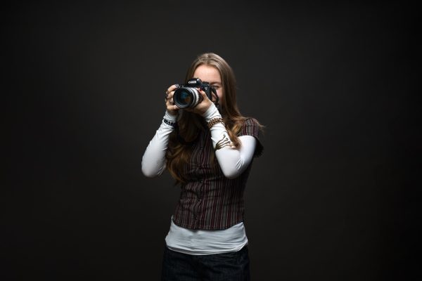 elev som fotograferar med en systemkamera.