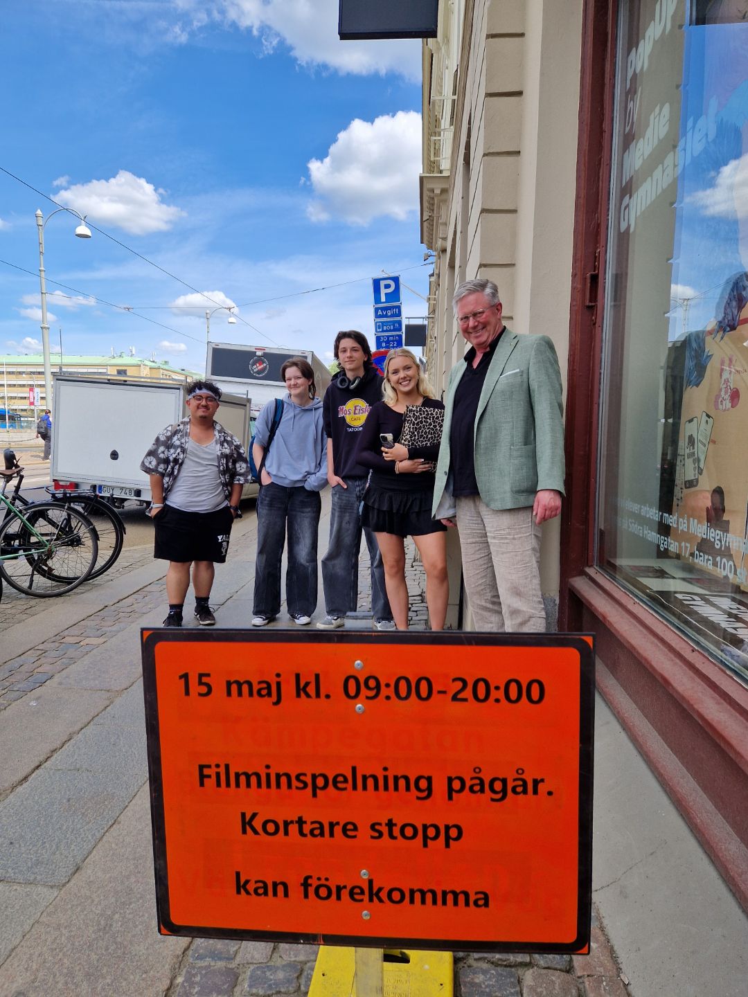 Elever och lärare på filminspelning