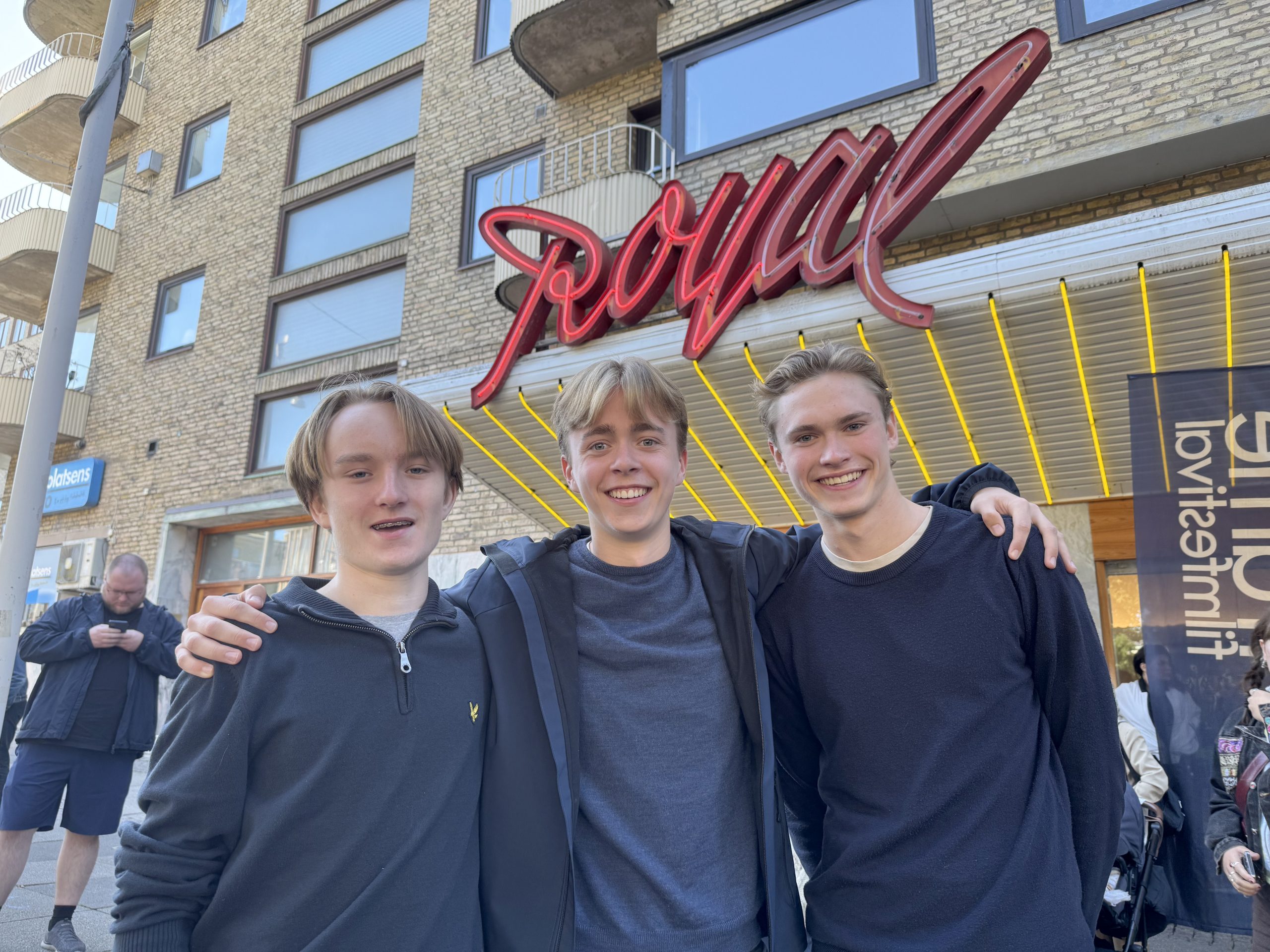 Tre elever utanför Bio Royal