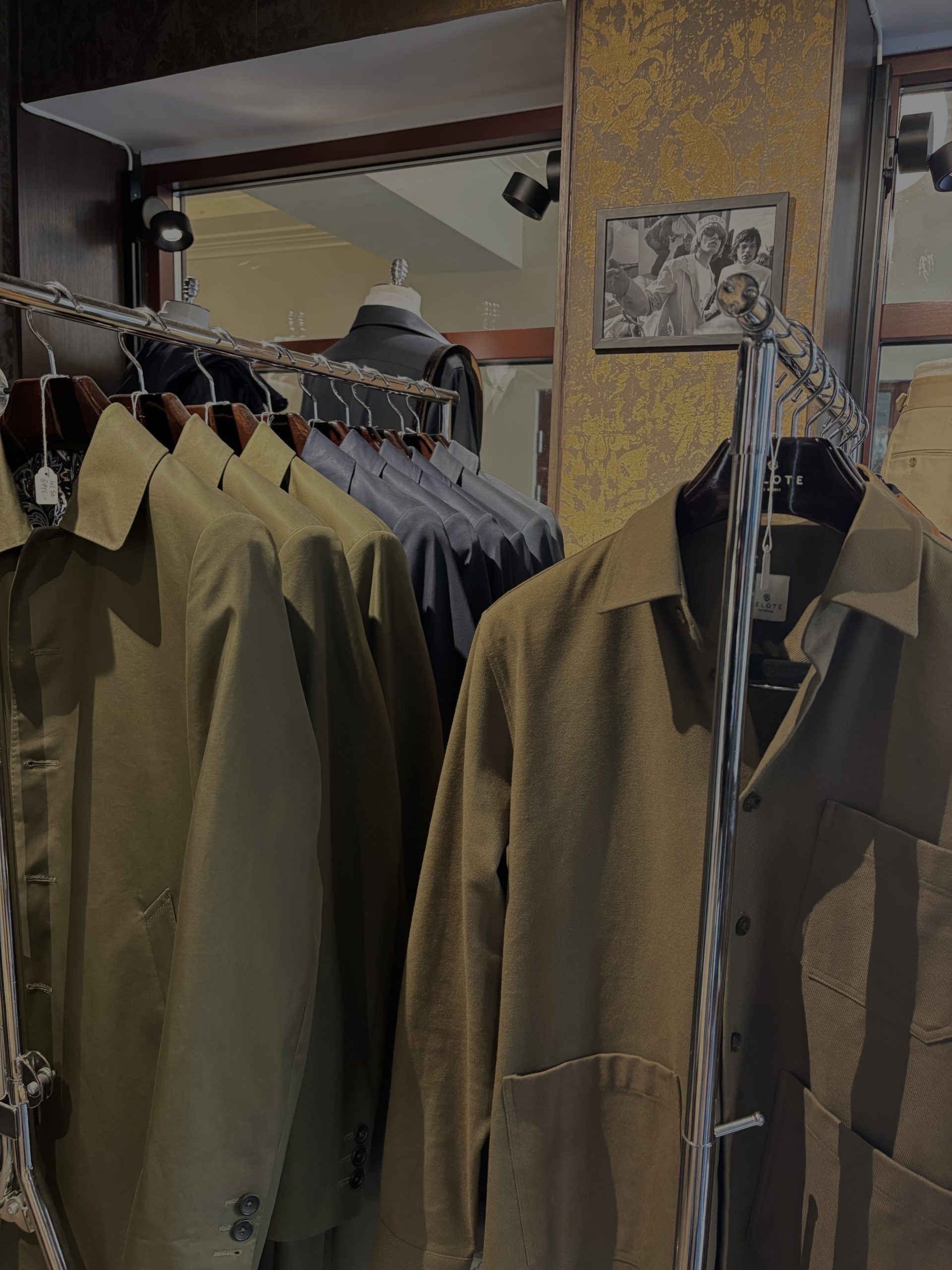 Gröna och blå jackor i en butik