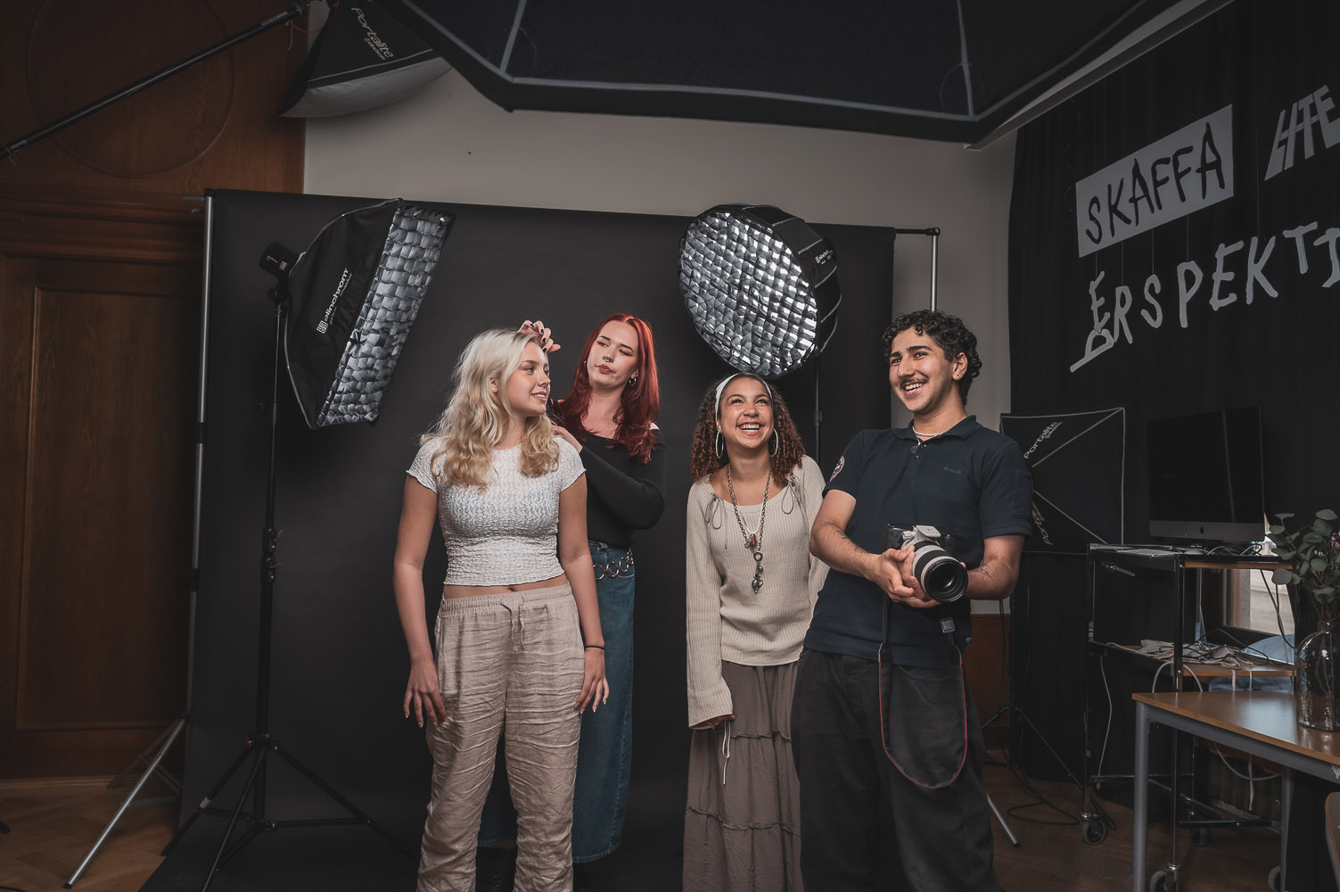 Elever på Estetiska programmet på Mediegymnasiet i Göteborg står tillsammans i en fotostudio.