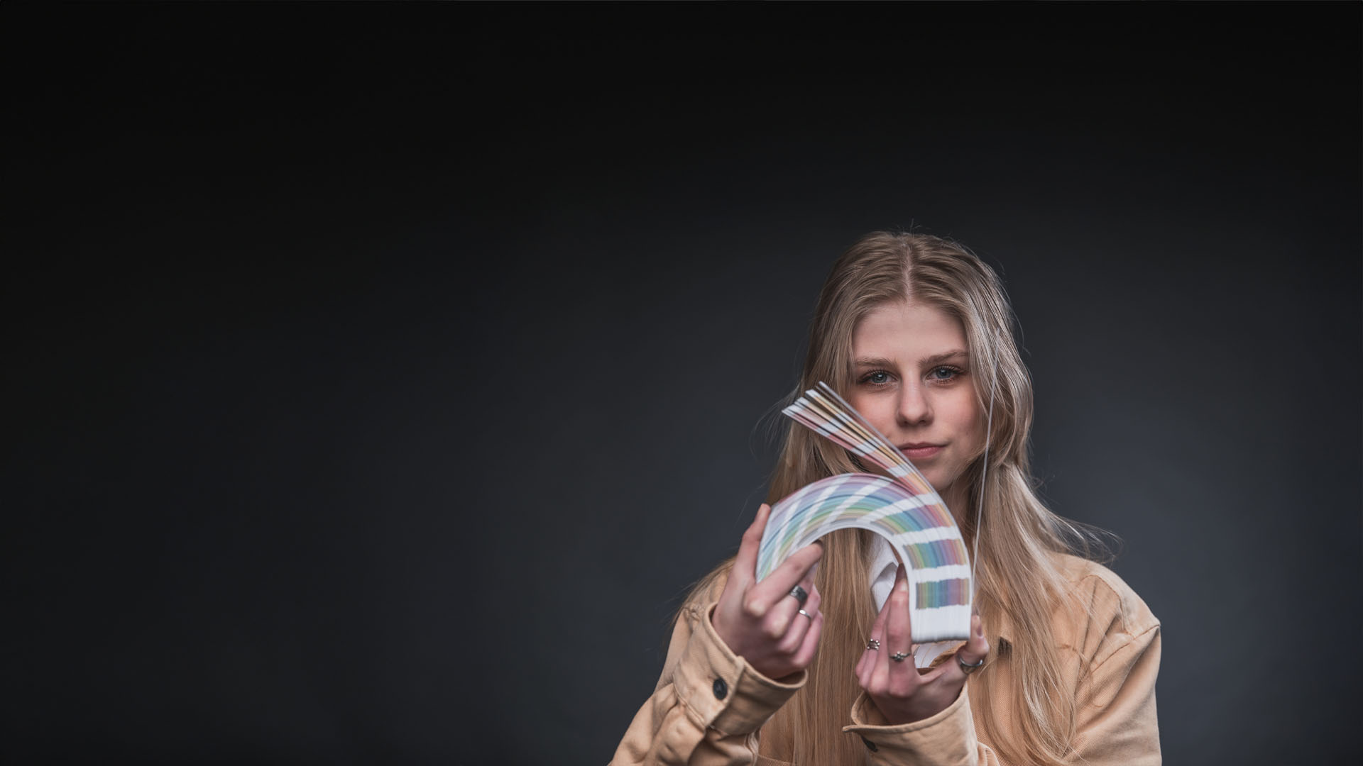 Elev på grafisk design på Mediegymnasiet i Göteborg håller i färgprover.