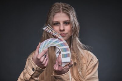 elev bläddrar i en färgkatalog