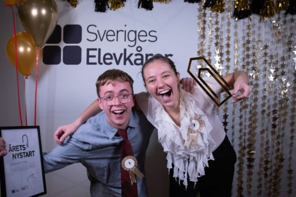 Två representanter från elevkåren tar emot priset för Årets nystart 2025