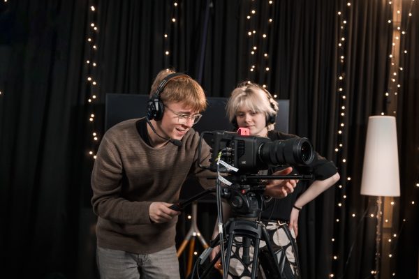 Två elever som arbetar bakom en filmkamera