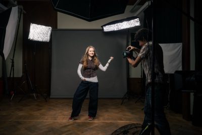 En elev fotograferar en annan elev som poserar.