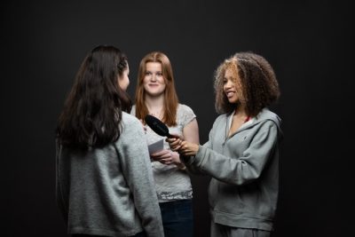 Två elever intervjuar en tredje elev
