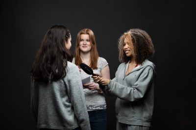 Två elever intervjuar en annan elev