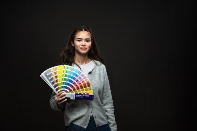 En elev håller i en färgprovskarta