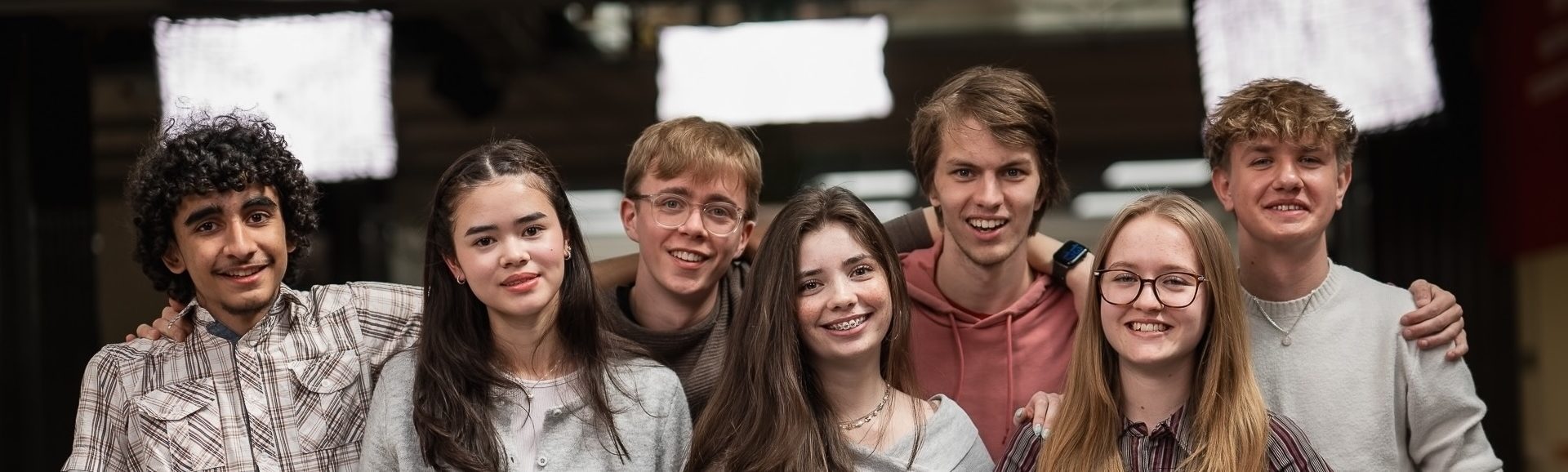 Flera elever umgås och ler mot kameran
