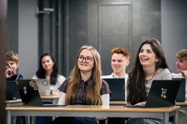 Flera elever lyssnar på en lektion