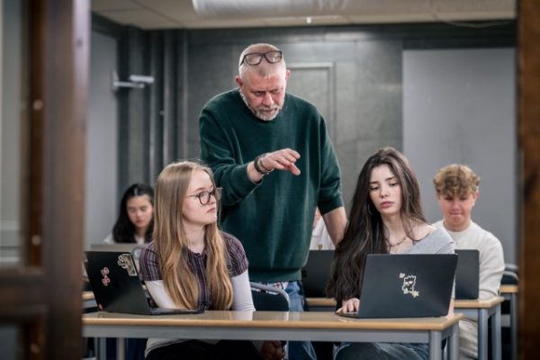 Elever och lärare har lektion i klassrum