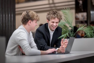Elev och lärare diskuterar en skoluppgift