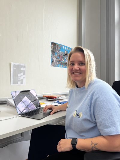 Lärare Rebecca Dahl sitter och arbetar vid sitt skrivbord